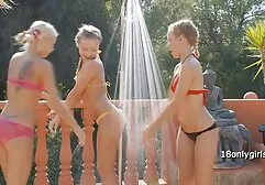 Cô gái có hình xăm Busty trao gai dep chat sec mình cho nhiếp ảnh gia