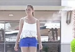 Một con chó cái trưởng thành trêu chọc người yêu trẻ của mình với một bộ đồ khiêu dâm, vẫy mông trước mặt anh phim sec gai non ta, anh chàng không chỉ đánh giá cao đồ lót của cô ấy, mà còn kéo con đĩ lên dương vật của mình
