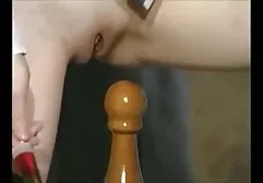 Brunette masturbates cô ấy sec gai lon to âm đạo trên các đi văng
