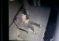 Một người đàn ông nằm trên sàn trong một sảnh lớn, và một cô gái tóc vàng ngồi trên người anh ta. Một cô gái dễ thương nhét dương vật vào lỗ này, sau đó vào lỗ khác, sec gai non và sau đó bú tất cả. Mông cô ấy rất đẹp, tròn và săn chắc