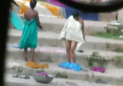 Một cô gái da đen nóng bỏng, đam mê quỳ xuống và bắt đầu dùng sec gai cuc xinh miệng của mình trên một con cặc trắng. Cô bóp chặt đôi môi căng mọng của mình để mang lại cho chàng khoái cảm tối đa