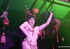 Cởi chiếc quần đùi bò ngắn, bó sát khỏi một con điếm nóng bỏng, anh chàng mút môi mình trên âm hộ ẩm ướt của cô, nơi tất cả gai sec xi đang chảy đầy phấn khích và bắt đầu liếm nó