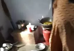 Sexy tóc gai dep sec xi vàng trong đồ lót 18 tuổi