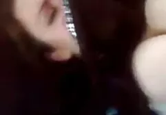 Một trẻ brunette liếm một vết nứt và fucked doggy phong cách phim sec gai non