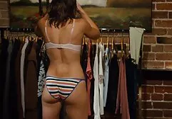 Quái ở các vị trí khác nhau với một cô gái tóc vàng xem phim sec lon dep xoăn