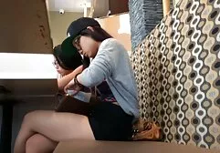 Các chàng trai mời một sec gai cuc xinh busty sexy brunette tham gia trong một lớn gangbang