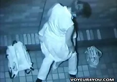 Dễ thương brunette solo với máy gai sec xi rung màu hồng