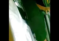 Một vẻ đẹp trẻ không một tạ băng ghế dự bị báo sec gai tre chí và chị với một huấn luyện viên