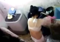 Cô gái trẻ khoe thân sec xinh trong phòng tắm