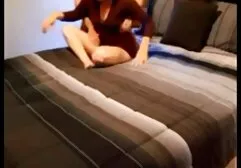 Người đàn ông da đen được bơm hơi đã đưa cô gái đến giới hạn sec gai non và đụ cô trên taxi