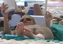 Busty tóc vàng masturbates trên các bãi pim sec dep biển