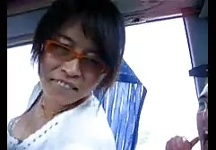 Anh chàng phát hiện anh sec gai ra hai cô gái lỗ đít ở bến tàu, anh ta dẫn họ đến hồ bơi và thuyết phục họ khỏa thân tắm nắng, bây giờ tất cả những gì còn lại là để đụ họ