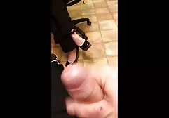 Con chó cái tóc xem sec gai xinh đỏ tự vuốt ve mình trên đi văng