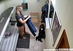 Anh trai mang một người bạn gai sec xi về nhà và cùng nhau họ đụ cô ấy