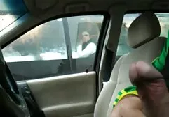Nhân viên mát-xa Samantha Rone làm việc với đôi tay của mình một cách khéo phin sec gai dep léo