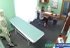 Bạn gái pim sec gai dep đáng yêu hút một hookah và vuốt ve pussies