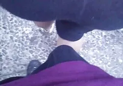 Brunette phim sec dep với bịt mắt và vòi nước