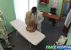 Brunette Adriana Chechik phim sec gai xinh dep với lan rộng chân thích cunnilingus